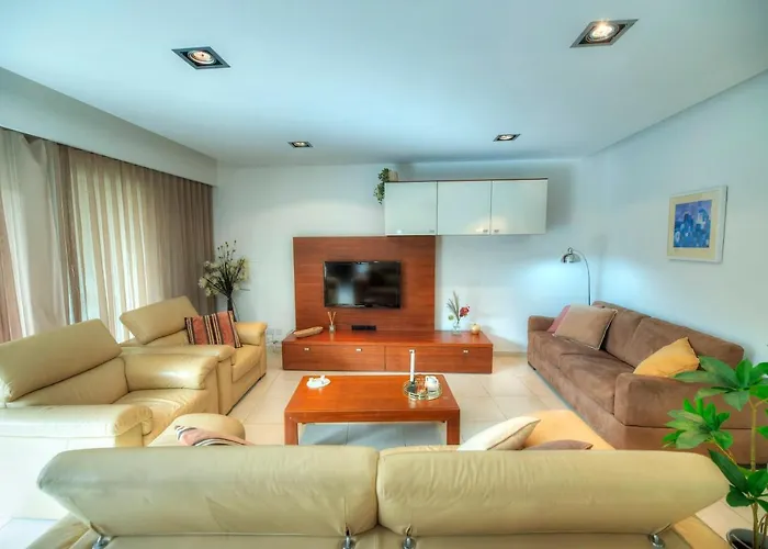 Spacious & Inviting 3 Bedroom Flat, Balcony Wpac1-1