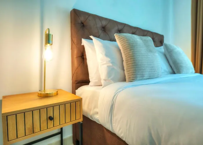 Spacious & Inviting 3 Bedroom Flat, Balcony Wpac1-1